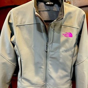 North face medium weight women’s jacket size medium. Like new.